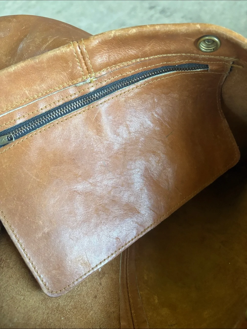 VINTAGE DAVEY’S Men's Leather Messenger Bag in Cognac Brown